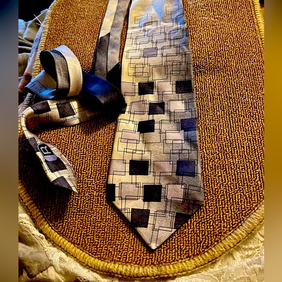 Reaction Kenneth Cole Tie with Squares Pattern, 100% Silk - Picture 4 of 9
